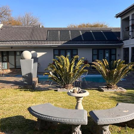 2 Op Terblanche Guesthouse Boksburg Bagian luar foto