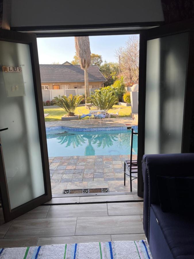 2 Op Terblanche Guesthouse Boksburg Bagian luar foto