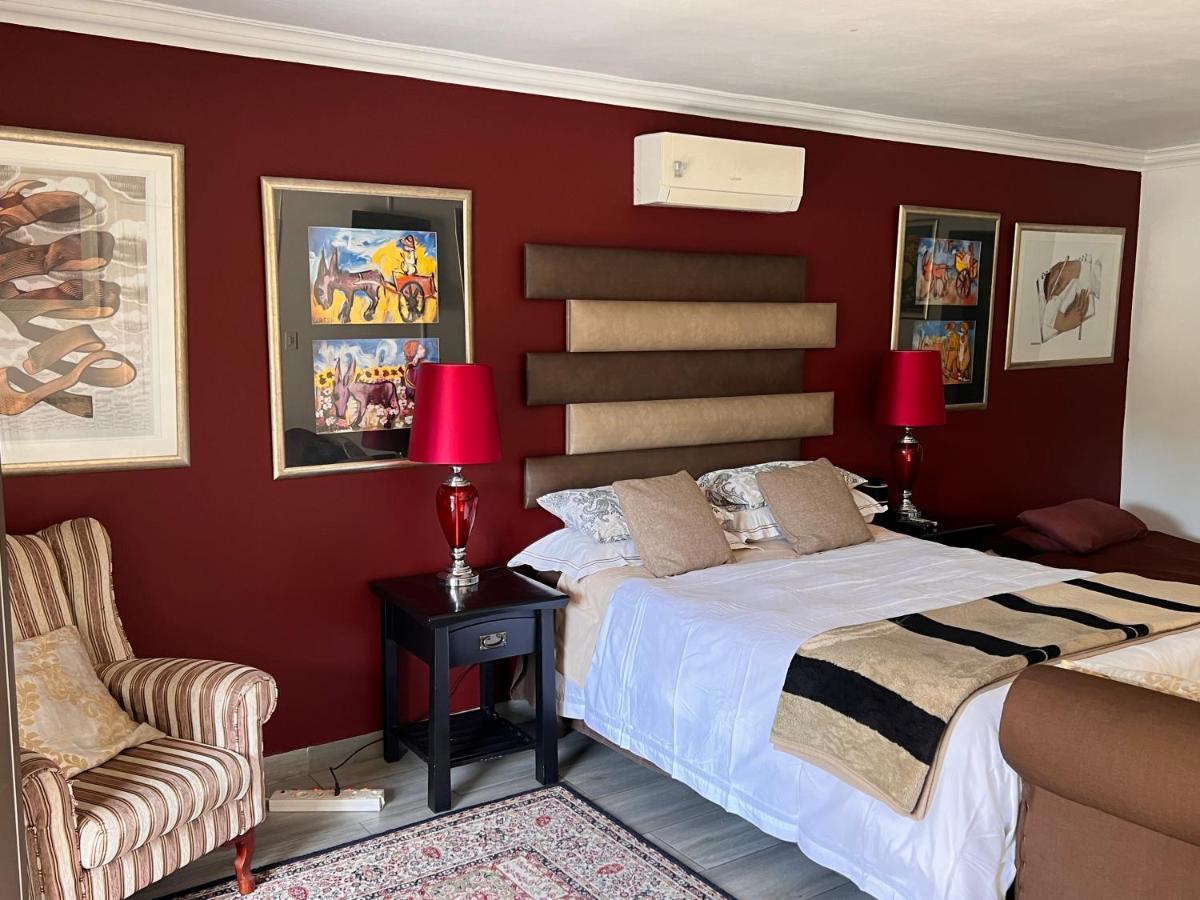 2 Op Terblanche Guesthouse Boksburg Bagian luar foto