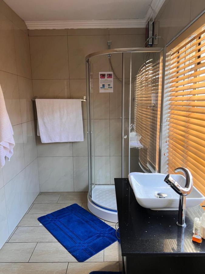 2 Op Terblanche Guesthouse Boksburg Bagian luar foto