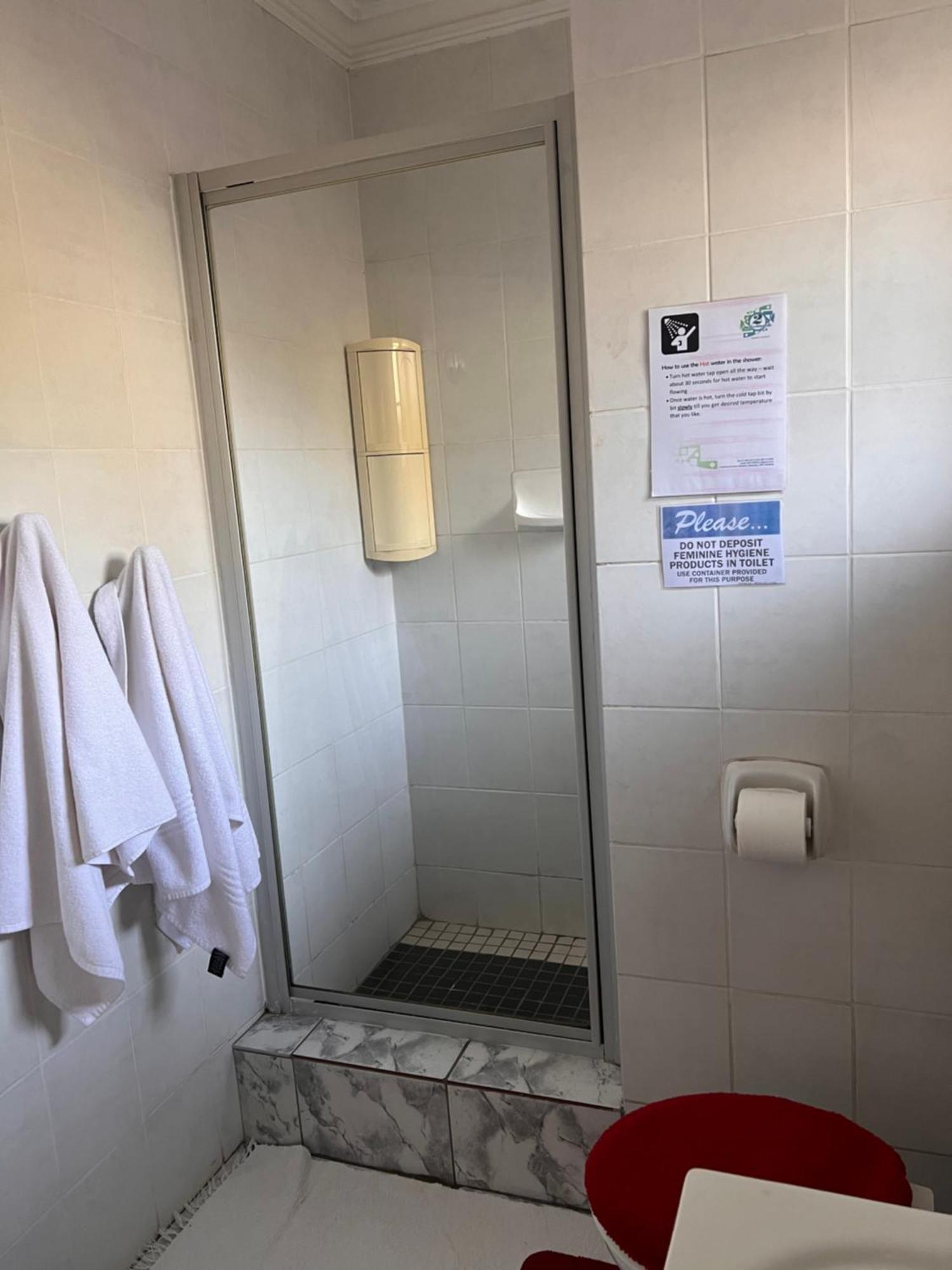 2 Op Terblanche Guesthouse Boksburg Bagian luar foto