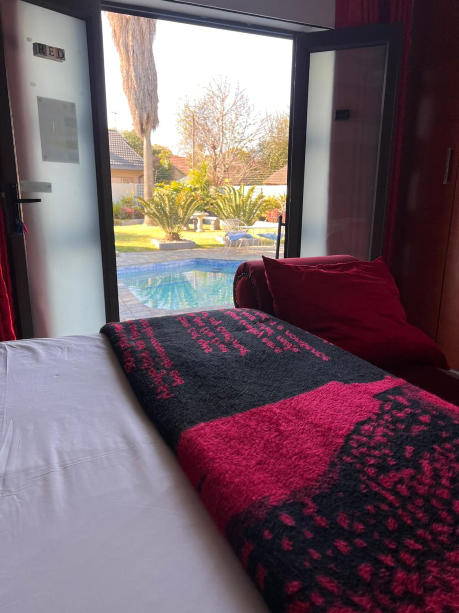 2 Op Terblanche Guesthouse Boksburg Bagian luar foto