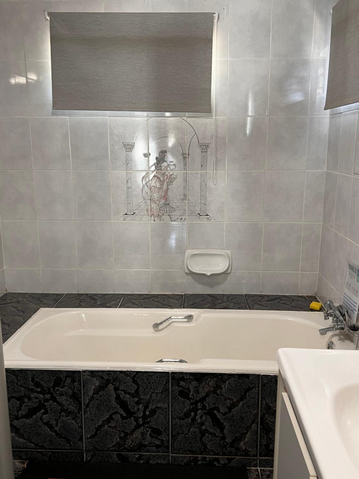 2 Op Terblanche Guesthouse Boksburg Bagian luar foto