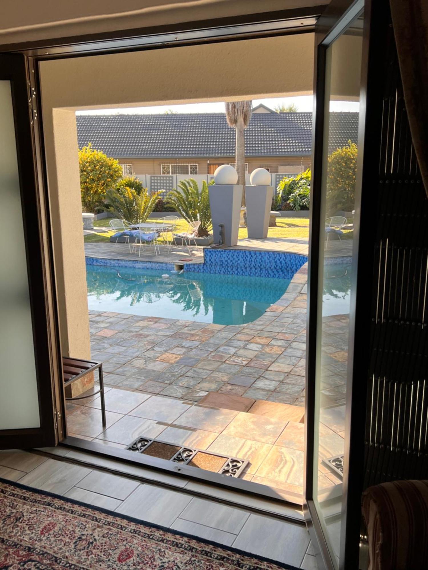 2 Op Terblanche Guesthouse Boksburg Bagian luar foto