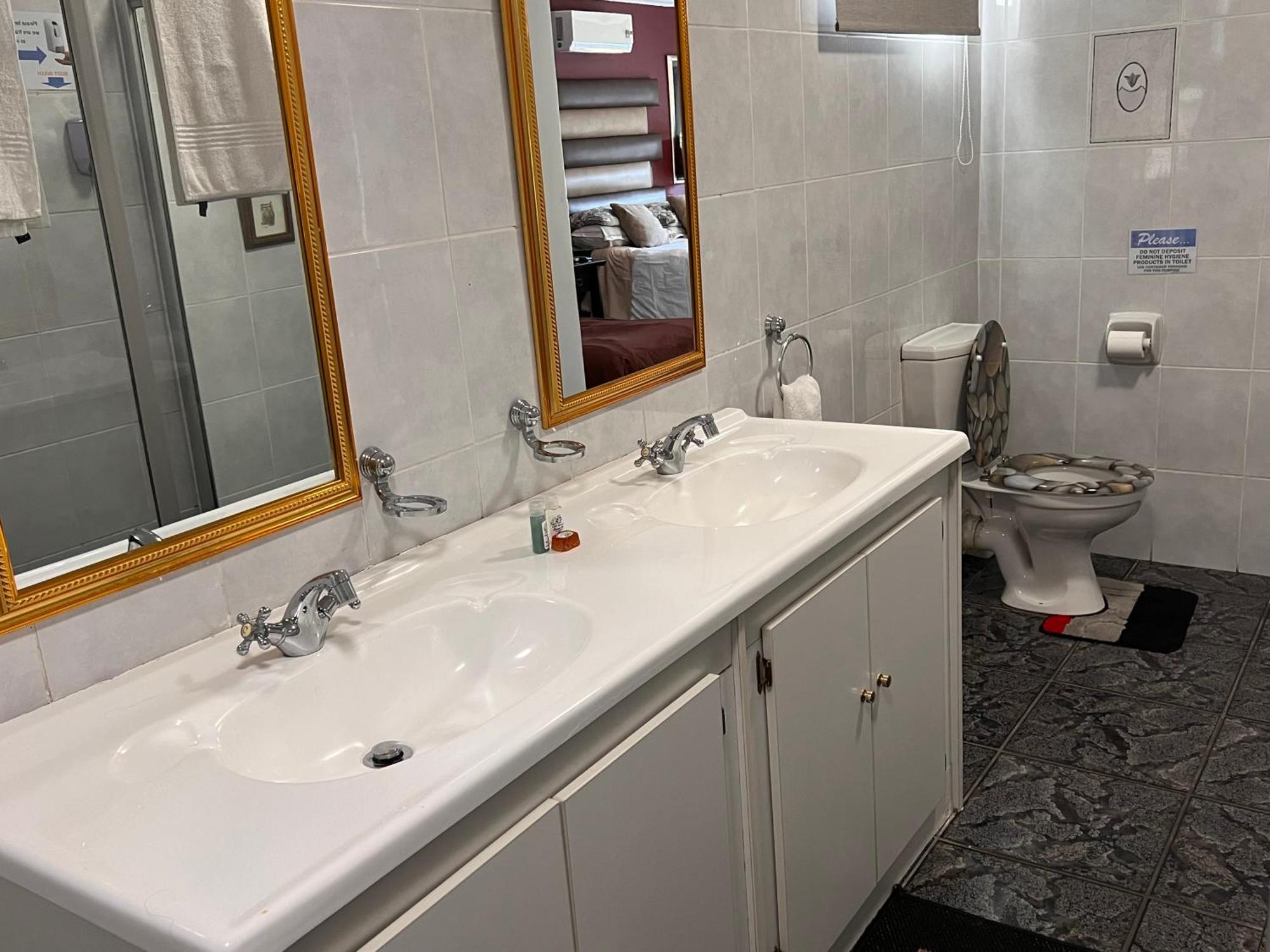 2 Op Terblanche Guesthouse Boksburg Bagian luar foto