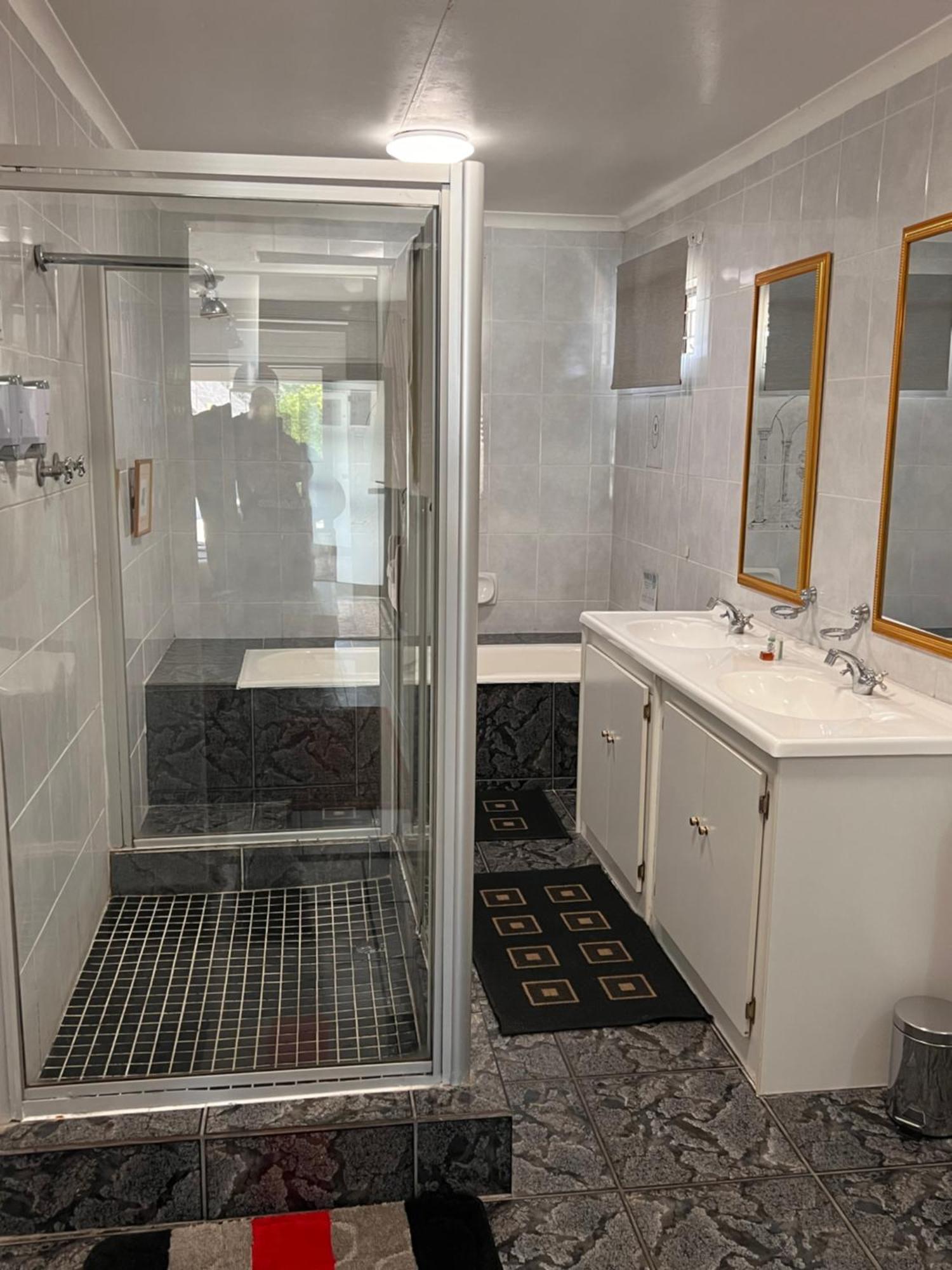 2 Op Terblanche Guesthouse Boksburg Bagian luar foto