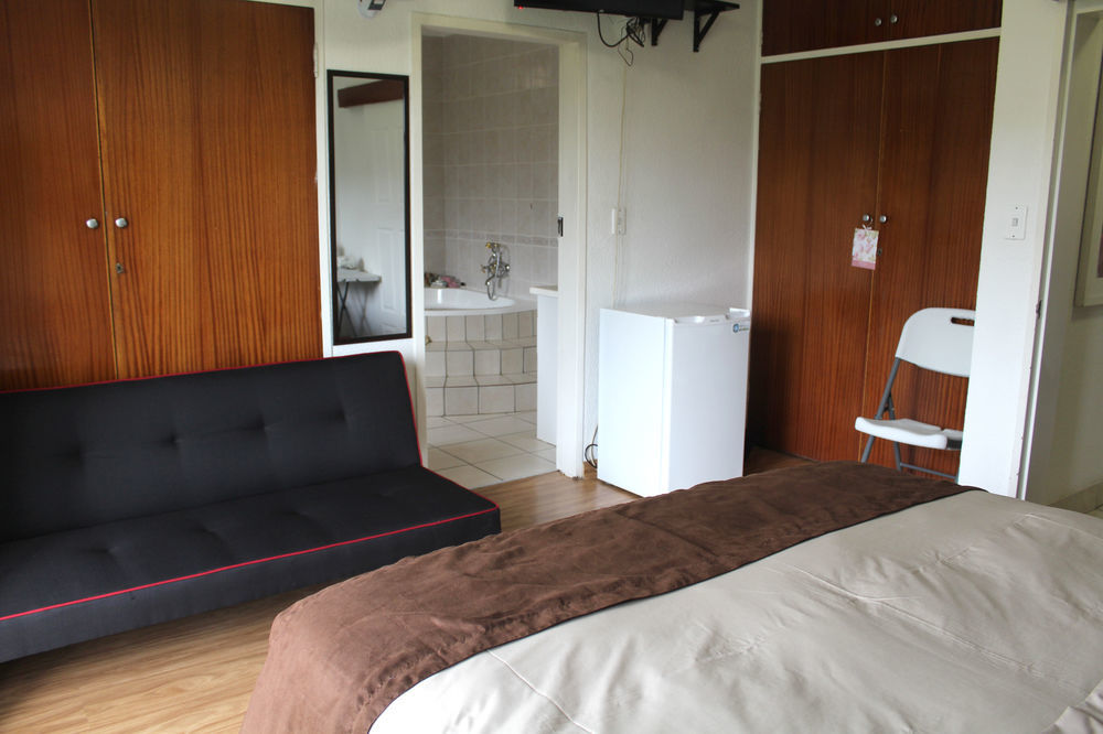 2 Op Terblanche Guesthouse Boksburg Bagian luar foto