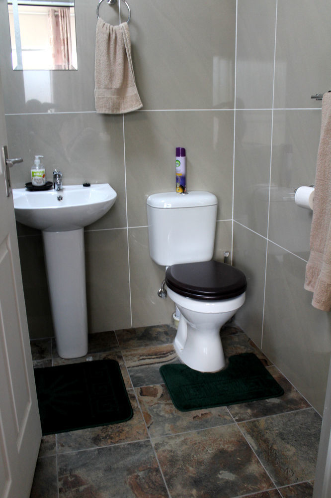 2 Op Terblanche Guesthouse Boksburg Bagian luar foto