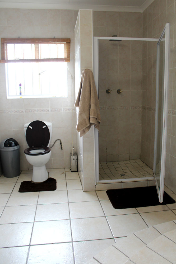 2 Op Terblanche Guesthouse Boksburg Bagian luar foto